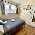 Perfect Home-Private Washrooms,Free Parking,High Speed Net